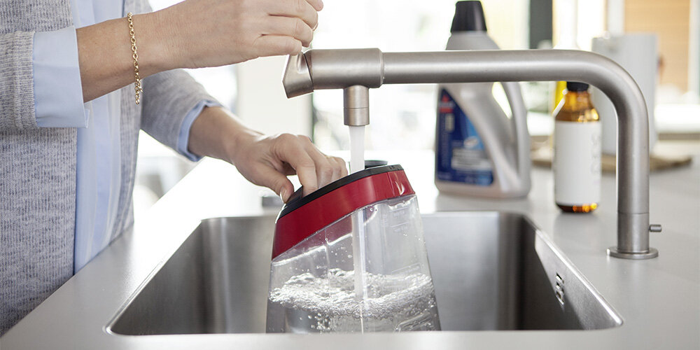 Odkurzacz BISSEL ProHeat 2X Revolution Zbiornik na wodę Zbiornik na czystą wodę o pojemności 3,7 litra Oddzielne pojemniki na wodę czystą i brudną wąż o długości 2,1 m praktyczny uchwyt 