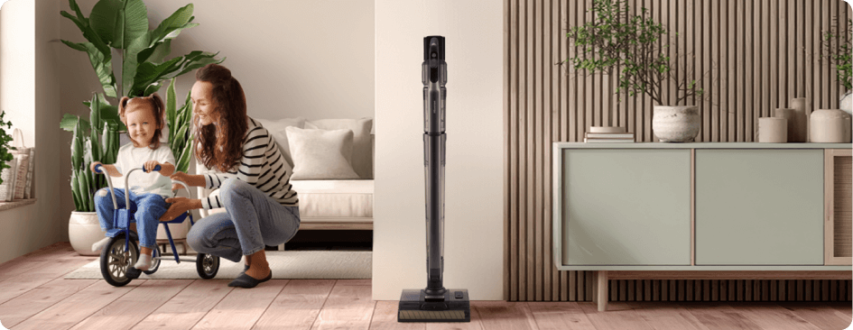 Kobieta i dziewczynka bawiące się w salonie, w tle mopkurzacz Hisense