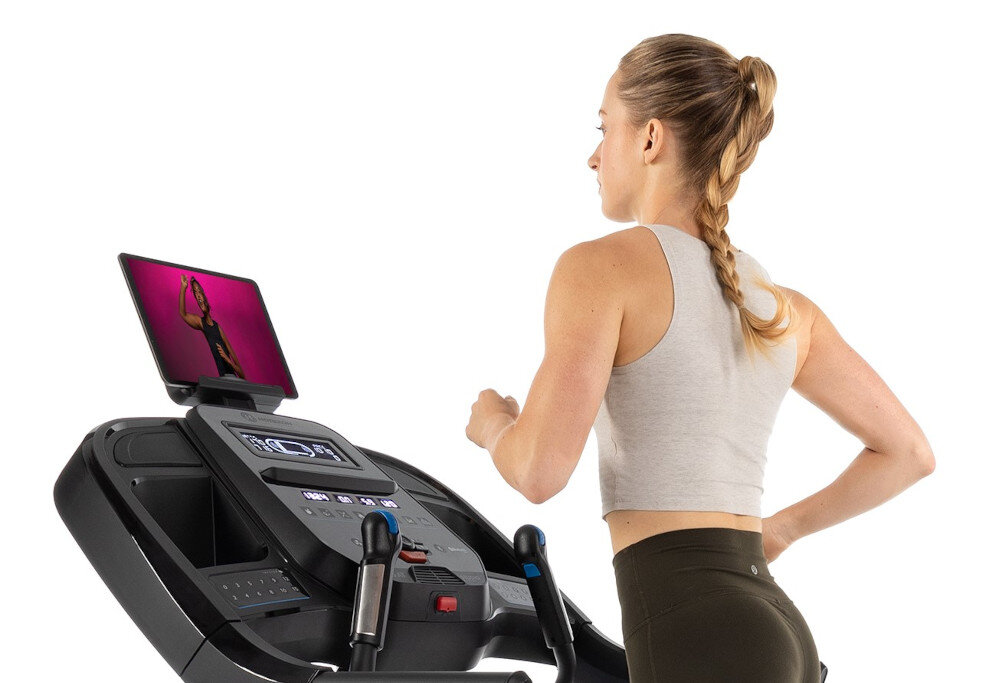 Bieżnia elektryczna HORIZON FITNESS 7.0 AT aplikacja ZONE na tablet na smartfon trasy w trybie wirtualnym trening z trenerem personalnym wbudowane gniazdo audio 3-watowy glosnik wlasny trening