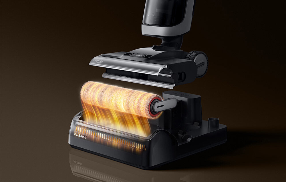 Odkurzacz mopujący z widocznym mechanizmem czyszczącym i logo \'DREAME\' na ciemnym tle. Urządzenie posiada obrotowy wałek i elementy konstrukcyjne sugerujące funkcję aktywnego mycia.