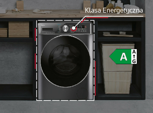 Pralka w zabudowie z widocznym panelem sterowania i dużym okrągłym bębnem. Obok pralki znajduje się kosz na pranie oraz oznaczenie klasy energetycznej A.