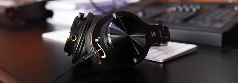 Słuchawki nauszne ONEODIO Fusion A70 Bluetooth 5.2 jack 3.5 mm 6.3 mm różne źródła dźwięku, słuchawki nauszne leżące na czarnym biurku