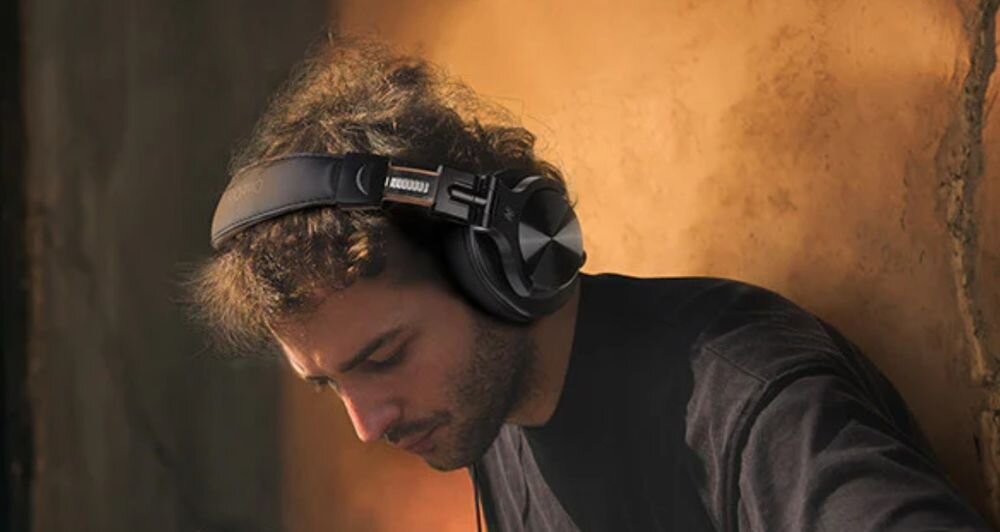 Słuchawki nauszne ONEODIO Fusion A70 music sharing wspólny odsłuch, osoba z założonymi słuchawkami nausznymi