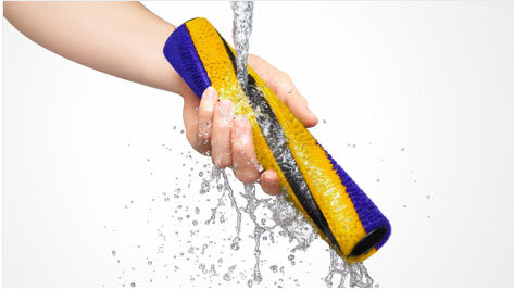 Ręka trzyma kolorowy element, który jest myty pod strumieniem wody. Element ma żółto-niebieskie paski.