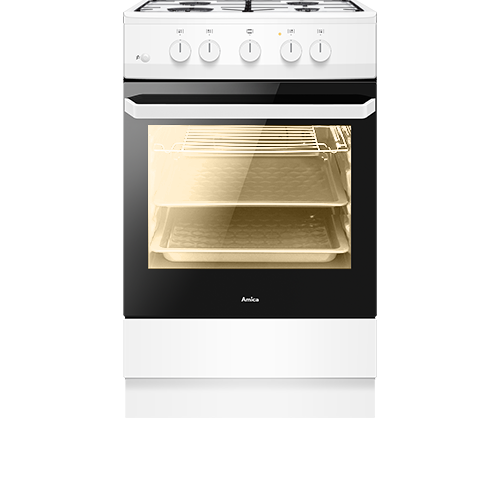 Na zdjęciu widoczna jest biała kuchnia gazowa z czterema pokrętłami i piekarnikiem z przeszklonymi drzwiczkami. Wewnątrz piekarnika znajdują się dwie półki, a na froncie widnieje logo \'Amica\'.