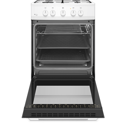 Na zdjęciu widoczna jest biała kuchnia gazowa z otwartym piekarnikiem, w którym znajdują się dwie blachy i ruszt. Na panelu sterowania znajdują się cztery pokrętła oraz logo \'AMICA\'.