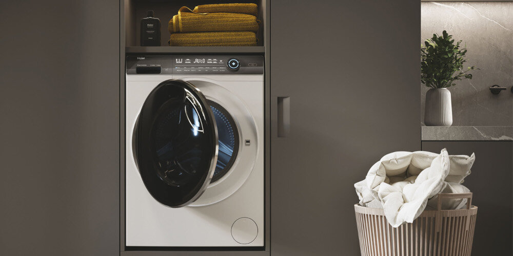 PRALKA HAIER HW90G-BD14979U1S lifestyle wizualizacja front zabudowa uchylone drzwi kosz na pranie Duża pojemność bębna 9 kg większa trwałość pralki duży otwór załadunkowy