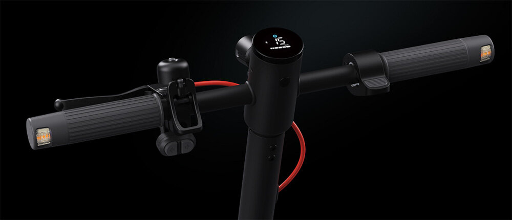Hulajnoga elektryczna XIAOMI Scooter Elite 45km 400W 10 cali Czarny zbliżenie na wyświetlacz kierownica o wysokości 127 cm podróżowanie w wyprostowanej pozycji ciała intuicyjny wyświetlacz LCD kontrolowanie i sprawdzanie wszelkich informacji o stanie hulajnogi