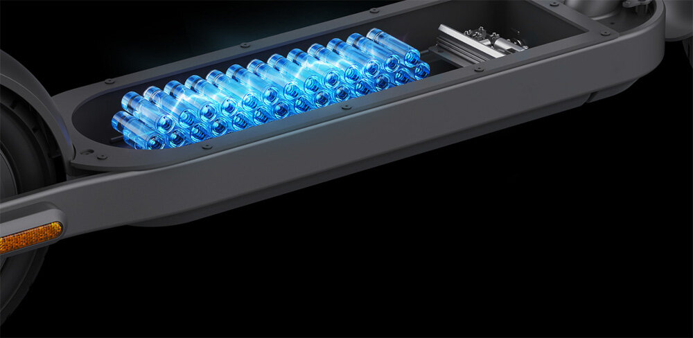 Hulajnoga elektryczna XIAOMI Scooter Elite 45km 400W 10 cali Czarny zbliżenie na baterie w podeście podświetlona bateria wydajna bateria litowo-jonowa 10 Ah (360 Wh) / 36 V zasięg do 45 km czas ładowania około 8 godzin maksymalna prędkość do 20 km/h