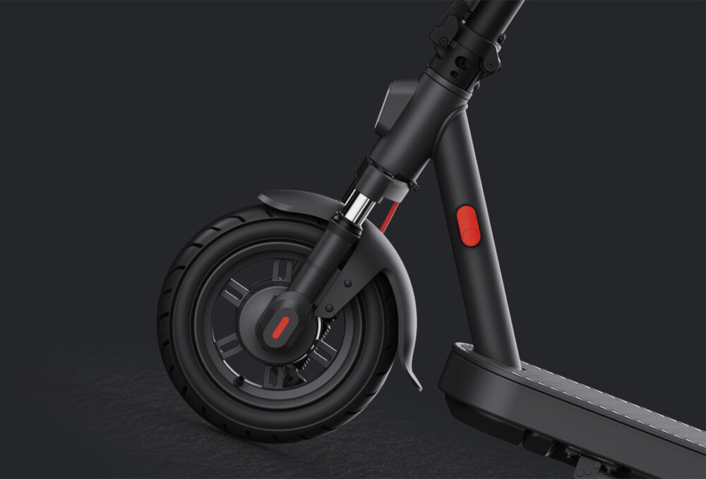 Hulajnoga elektryczna XIAOMI Scooter Elite 45km 400W 10 cali Czarny zbliżenie na przednie koło zaawansowane mechanizmy zabezpieczeń zabezpieczenie przed nadmiernym ładowaniem, nadmiernym rozładowaniem i przegrzaniem ochrona akumulatora i pojazdu przed uszkodzeniem