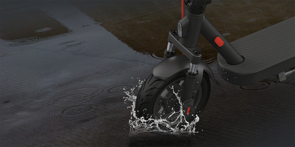 Hulajnoga elektryczna XIAOMI Scooter Elite 45km 400W 10 cali Czarny zbliżenie na przednie koło zanurzone w kałuży ochrona akumulatora przed wilgocią i zachlapaniem ochrony na poziomie IPX6 w pełni odporna na wpływ deszczu i zachlapania klasa wodoodporności IPX5 trwałość urządzenia