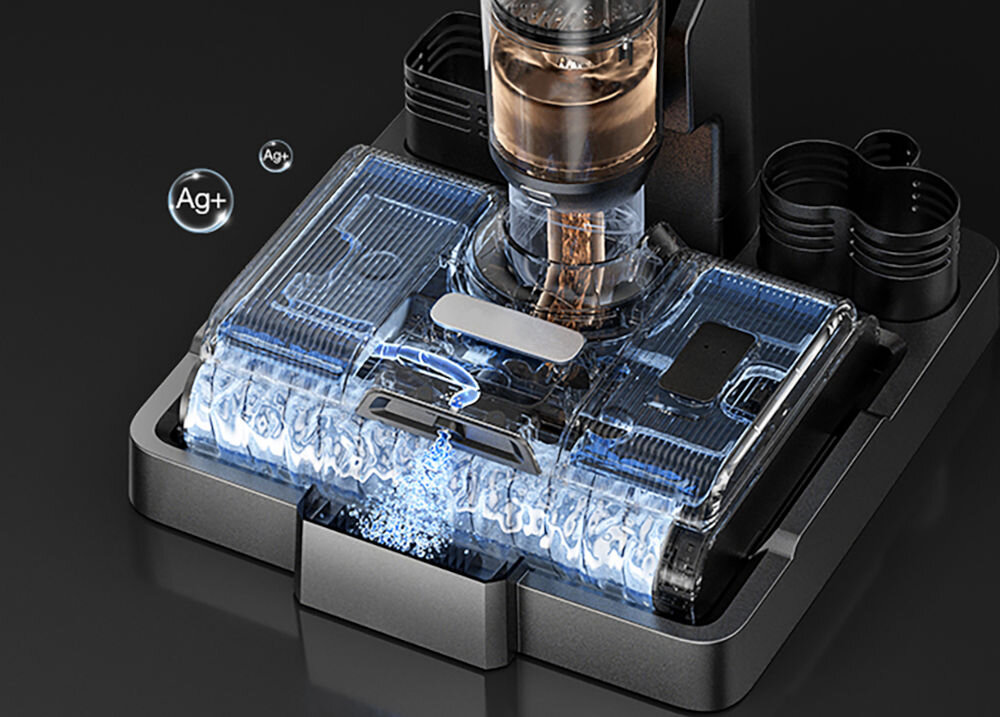 Obraz przedstawia przezroczysty zbiornik odkurzacza z widocznym przepływem wody i oznaczeniem \'Ag+\'.