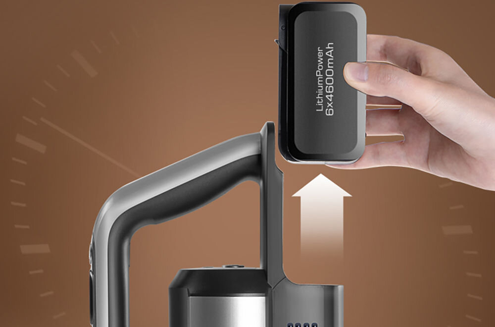 Osoba trzyma baterię oznaczoną jako \'Lithium Power 6x4000mAh\', którą wkłada do odkurzacza. Tło jest brązowe, a na obrazie widoczna jest strzałka wskazująca kierunek wkładania baterii.