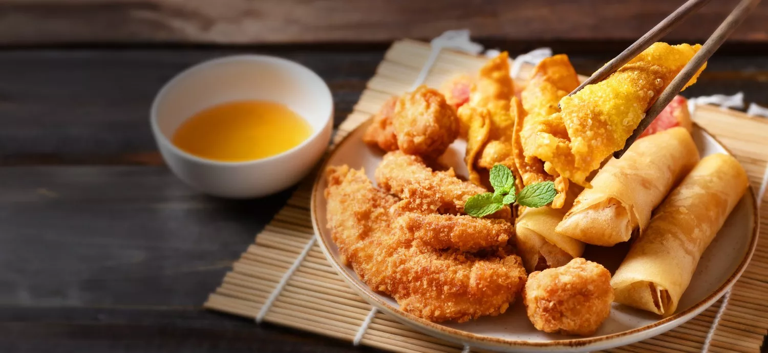 Sajgonki i panierowany kurczak smażony w Philips Ovi Stacked Dual Basket NA462/70.