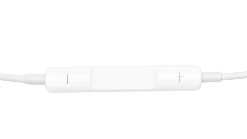 Biały pilot do słuchawek z przyciskami oznaczonymi symbolami minus i plus. Pilot jest podłączony do kabla.