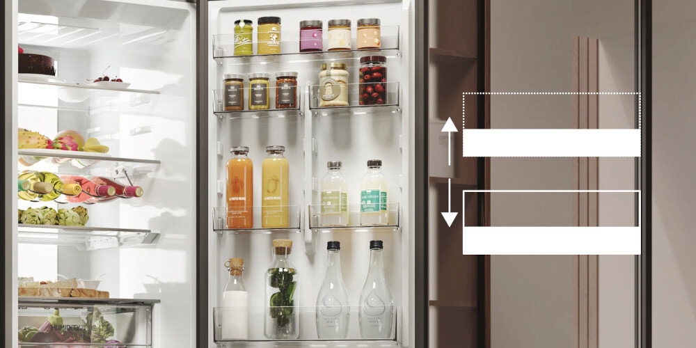 Otwarta lodówka z widocznymi półkami wypełnionymi różnymi produktami spożywczymi, takimi jak słoiki, butelki i pojemniki. Obok lodówki znajduje się schemat z dwoma strzałkami wskazującymi możliwość regulacji półek.