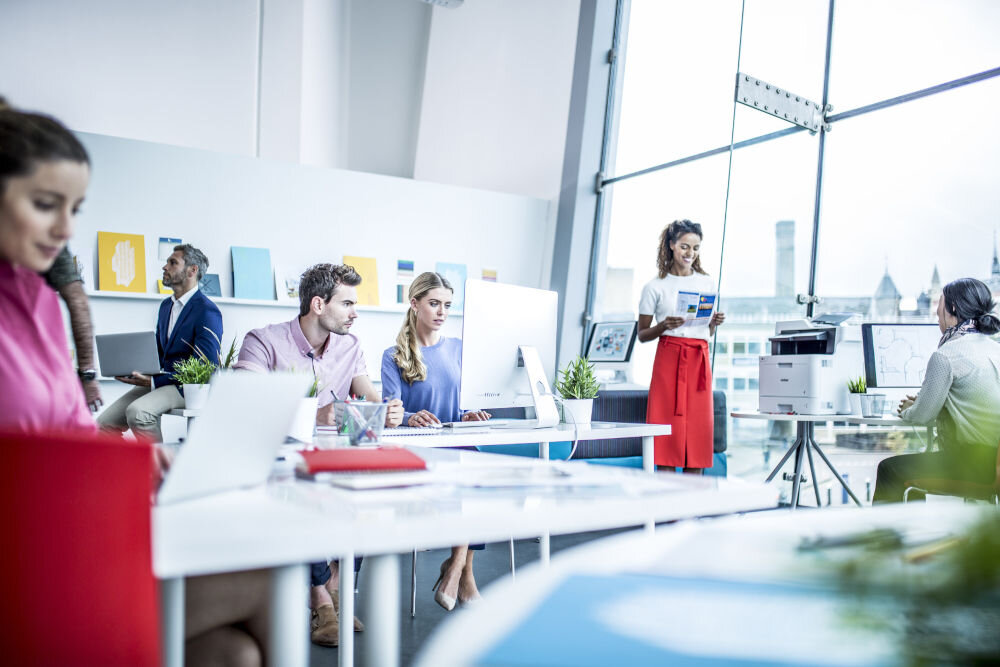 Urządzenie wielofunkcyjne BROTHER MFC-L8900CDW Druk w kolorze, Automatyczny druk dwustronny, Wi-Fi prezentacja urządzenia w biurze wśród ludzi