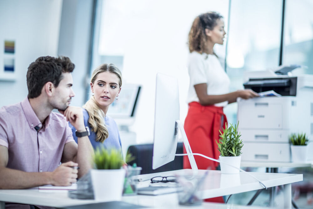 Urządzenie wielofunkcyjne BROTHER MFC-L8900CDW Druk w kolorze, Automatyczny druk dwustronny, Wi-Fi prezentacja urządzenia w biurze wśród ludzi rozdzielczość skanowania w kolorze dokumenty zdjęcia rozdzielczość interpolowana wysoka jakość