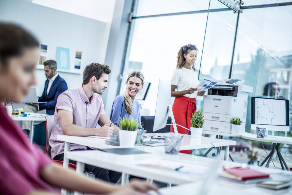 Urządzenie wielofunkcyjne BROTHER MFC-L8900CDW Druk w kolorze, Automatyczny druk dwustronny, Wi-Fi prezentacja urządzenia w biurze wśród ludzi elastyczność w połączeniu łączność bezprzewodowa przewodowa porty