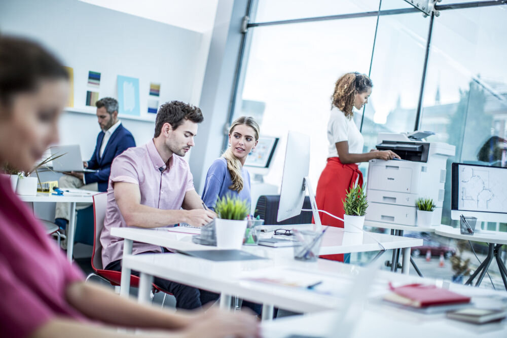 Urządzenie wielofunkcyjne BROTHER MFC-L8900CDW Druk w kolorze, Automatyczny druk dwustronny, Wi-Fi prezentacja urządzenia w biurze wśród ludzi druk dwustronny duplex obniżenie kosztów redukcja zużycia papieru