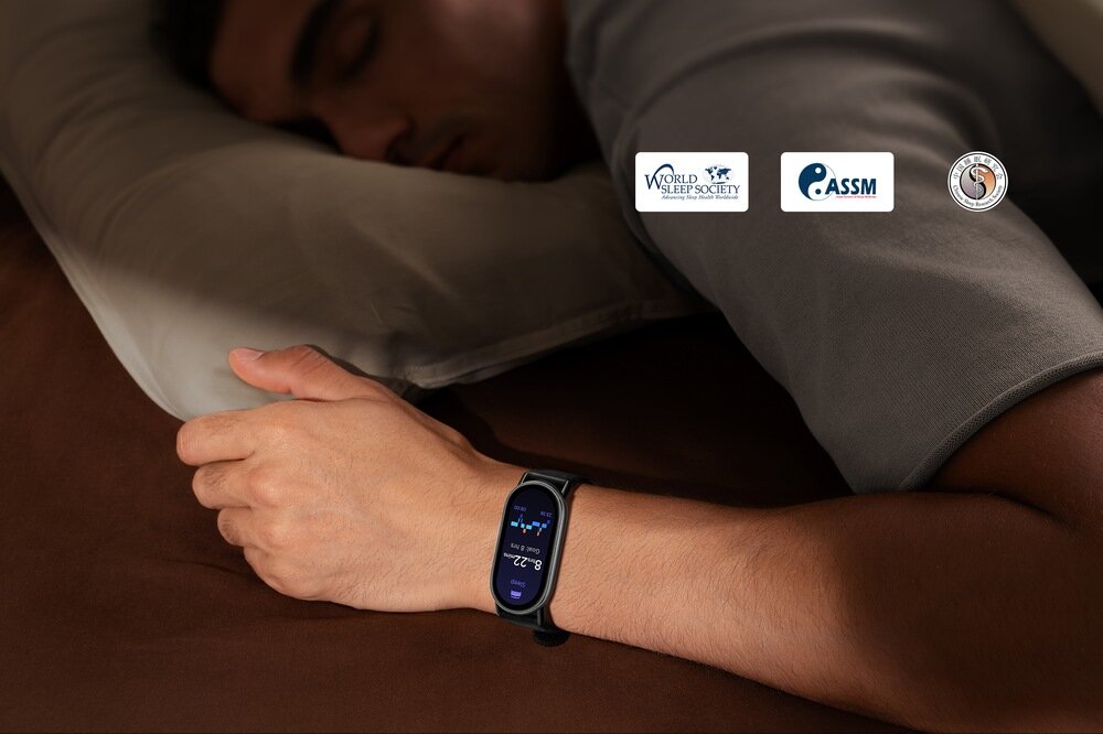 Smartband XIAOMI Mi Band 10 na ręce śpiącej osoby,  Zarządzanie snem fazy snu, oddychanie i tętno  przeglądanie statystyk i wprowadzanie prostych zmian w trybie życia 