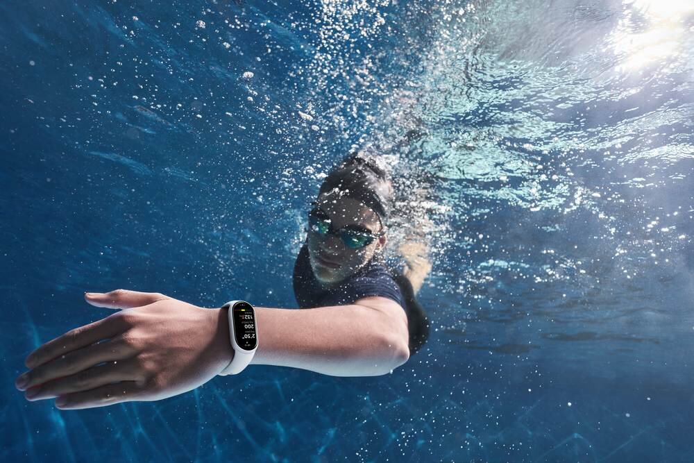 Smartband XIAOMI Mi Band 10 człowiek nurkuje, zdrowy tryb życia regularne powiadomienia 