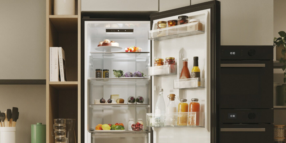 LODÓWKA CANDY CNCQ2T518EB wnętrze otwarta lodówka część chłodnicza półki hartowane szkło wytrzymałe trwałe łatwe utrzymanie czystości higiena wygoda