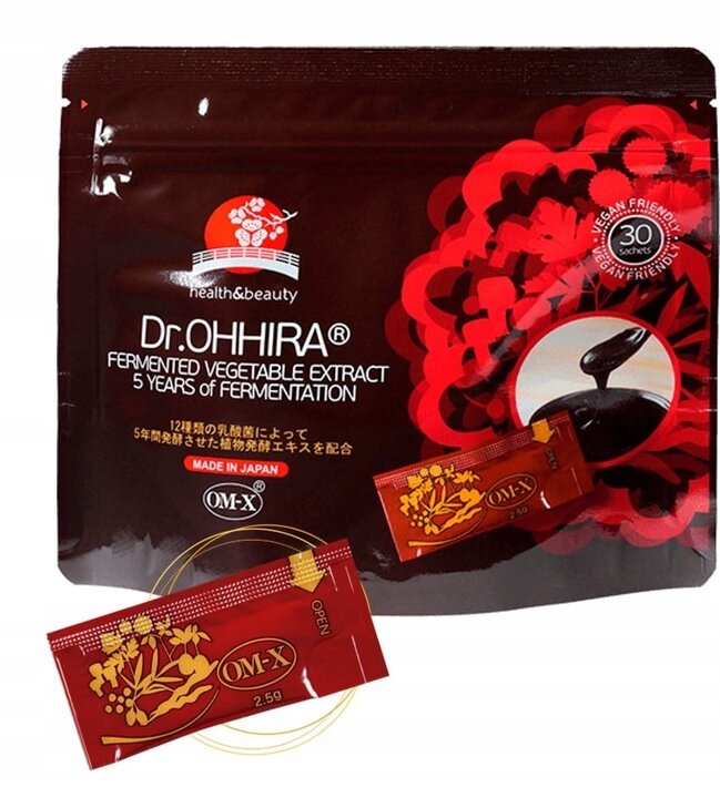 Opakowanie produktu Dr. OHHIRA Fermented Vegetable Extract 5 Years of Fermentation z logo \'health&beauty\' i napisem \'Made in Japan\'. Widoczne są również dwie saszetki z napisem \'OM-X 2.5g\'.