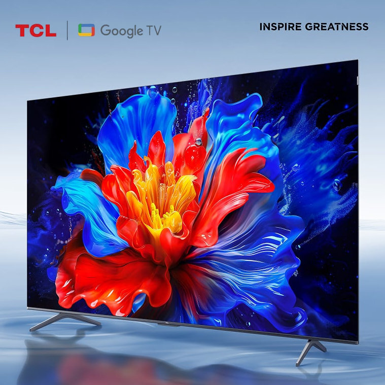 TCL 65P8K - baner TCL - telewizor na jasnym, morskim tle