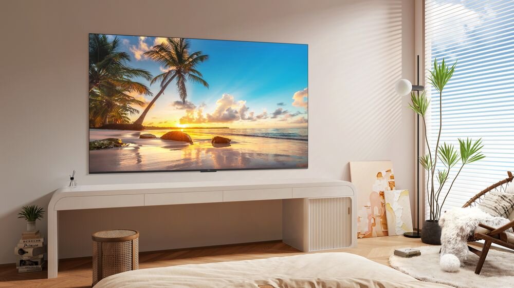 TCL 65P8K - telewizor powieszony na ścianie