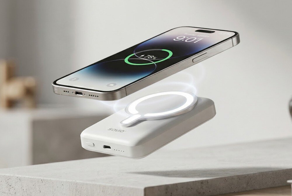Powerbank SAVIO BA-13 Smartfon ładowany bezprzewodowo nad magnetycznym powerbankiem Savio ustawionym na blacie, opis
