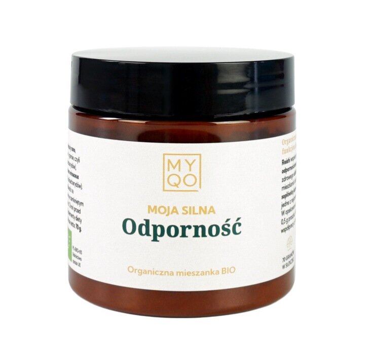 Słoik z ciemnego szkła z czarną zakrętką, na etykiecie widnieje napis: \'MYQO MOJA SILNA Odporność Organiczna mieszanka BIO\'.