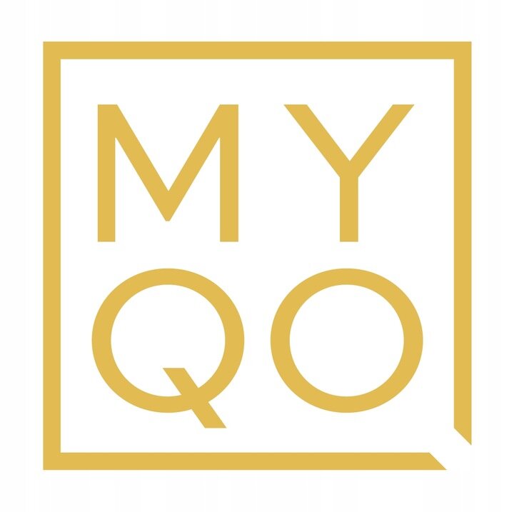 Logo z napisem \'MYQO\' w złotym kolorze, umieszczone w kwadratowej ramce.