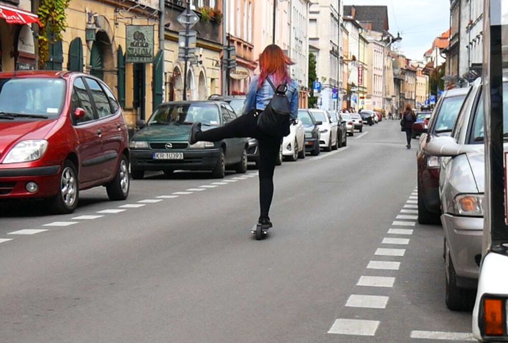 Hulajnoga elektryczna CAVION City Go Czarny silnik moc 250 W predkosc do 20 km/h wydajna bateria 25,9 V pojemnosc 4,0 Ah zasieg 8-12 km czas ladowania okolo 4,5 godziny pokonywanie wzniesien o nachyleniu 12 stopni