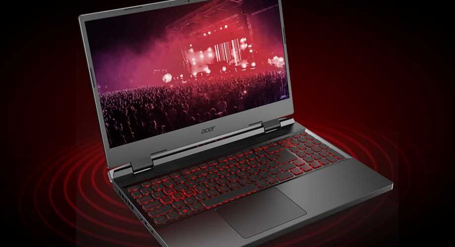 Laptop z podświetlaną na czerwono klawiaturą, na ekranie wyświetlany jest koncert z czerwonymi światłami. Na obudowie widoczne jest logo Acer.