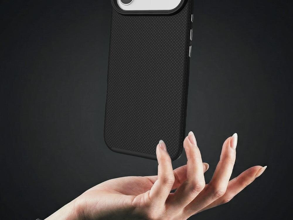 Czarne etui na telefon unosi się nad dłonią na ciemnym tle. Etui ma teksturowaną powierzchnię i wycięcie na aparat.