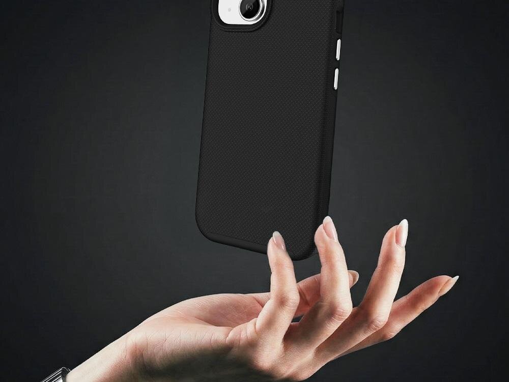 Czarny futerał na telefon unosi się nad dłonią na ciemnym tle. Etui ma teksturowaną powierzchnię i wycięcie na aparat.