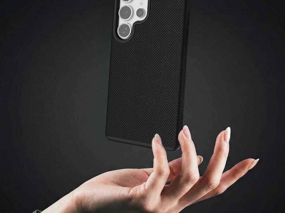 Czarny telefon w etui unosi się nad dłonią na ciemnym tle. Etui ma teksturowaną powierzchnię i wycięcia na aparaty.