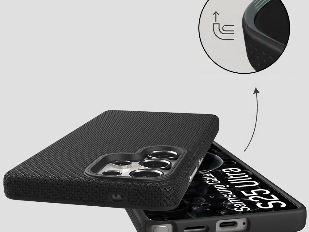 Czarne etui z teksturą, przeznaczone do telefonu Samsung Galaxy S25 Ultra, z widocznymi wycięciami na aparat. W górnym rogu znajduje się powiększenie pokazujące szczegóły tekstury i kształt etui.