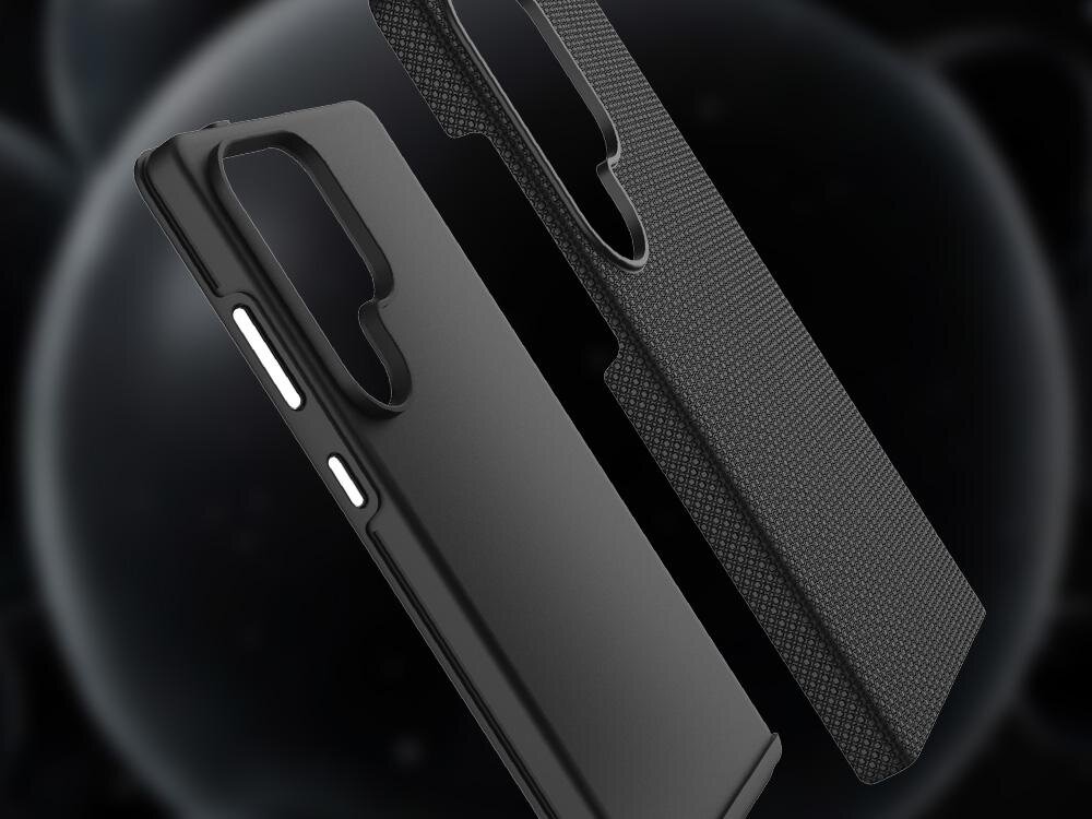 Na obrazie widoczne są dwa czarne etui na telefon, jedno z gładką powierzchnią, a drugie z teksturowanym wzorem. Etui mają wycięcia na aparat i przyciski boczne.
