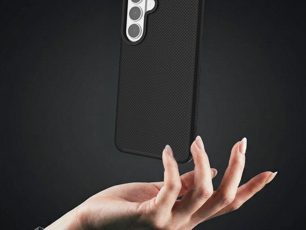 Czarne etui na telefon z widocznymi wycięciami na aparat, unoszone nad dłonią na ciemnym tle.