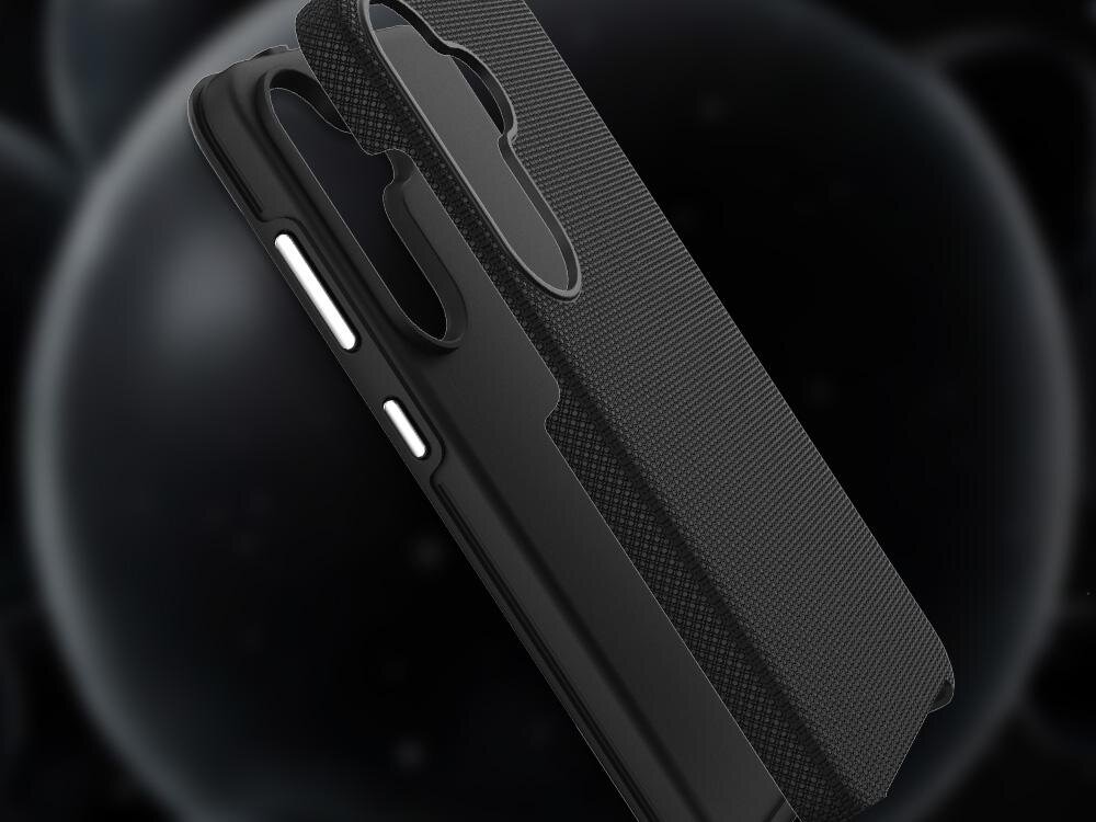 Czarne etui na telefon z teksturowaną powierzchnią i wycięciami na przyciski oraz aparat. Tło jest rozmyte i ciemne.