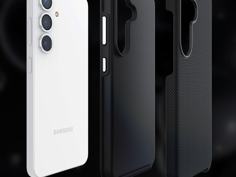 Obraz przedstawia biały smartfon z trzema aparatami oraz dwa czarne etui, jedno gładkie, drugie z fakturą. Na telefonie widoczne jest logo \'Samsung\'.