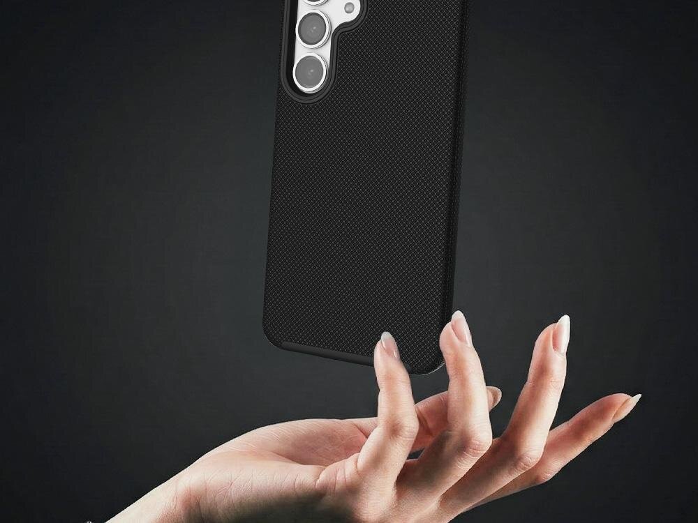 Czarne etui na telefon z trzema otworami na aparaty unosi się nad dłonią na ciemnym tle.
