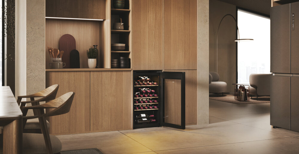 CHŁODZIARKA DO WINA HAIER HWS34GGH1 szklane drzwi ochrona UV dłuższa świeżość Dotykowy panel sterowania Zdalna kontrola nad chłodziarką Aplikacja hOn Drzwi z możliwością obustronnego montażu Oświetlenie LED System antywibracyjny z wysokiej klasy kompresorem  pojemność 90 litrów 5 półek