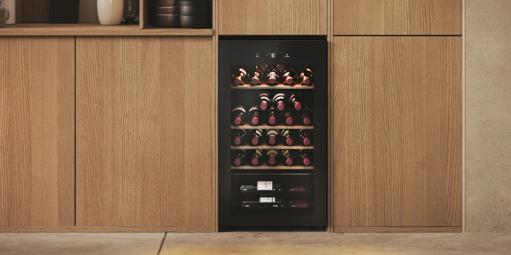 CHŁODZIARKA DO WINA HAIER HWS34GGH1 szklane drzwi ochrona światło promieniowanie UV zachowanie właściwości