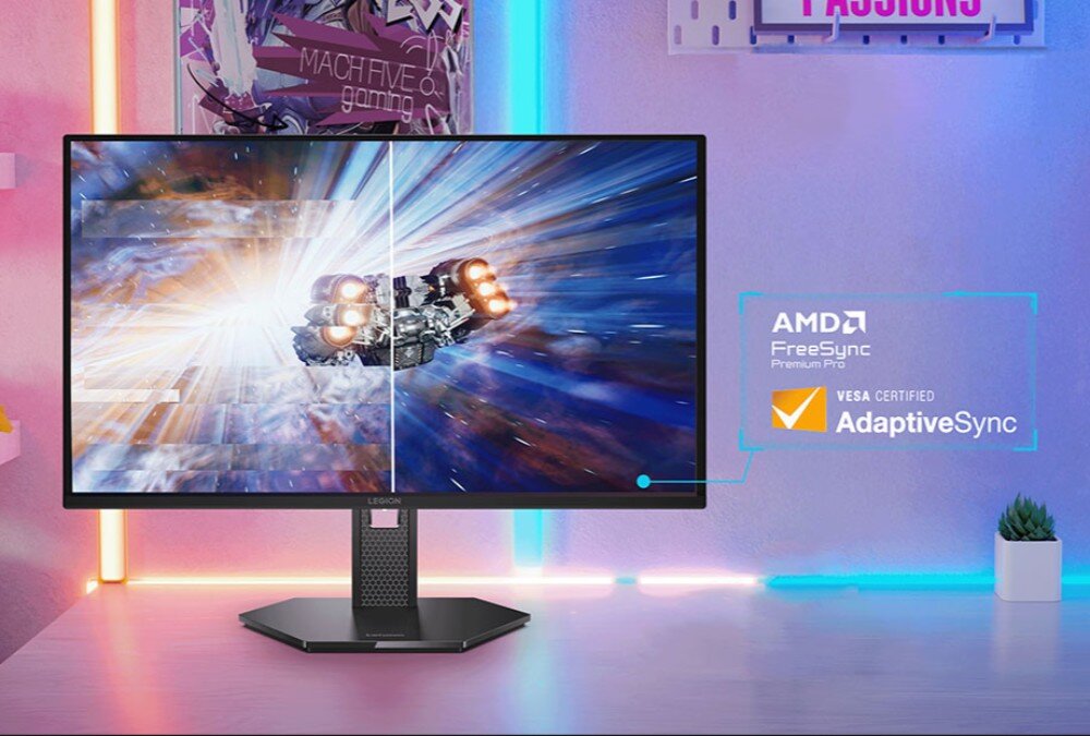 Monitor wyświetla dynamiczną scenę z gry, a obok widoczne są logotypy \'AMD FreeSync Premium Pro\' i \'VESA CERTIFIED AdaptiveSync\'. W tle znajduje się plakat i dekoracyjne oświetlenie LED.