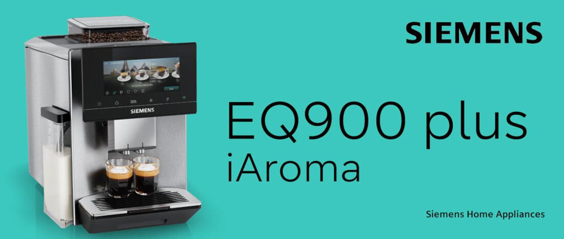 Ekspres do kawy z wyświetlaczem dotykowym, na którym widoczne są filiżanki z kawą. Obok ekspresu znajduje się tekst: \'SIEMENS EQ900 plus iAroma Siemens Home Appliances\'.