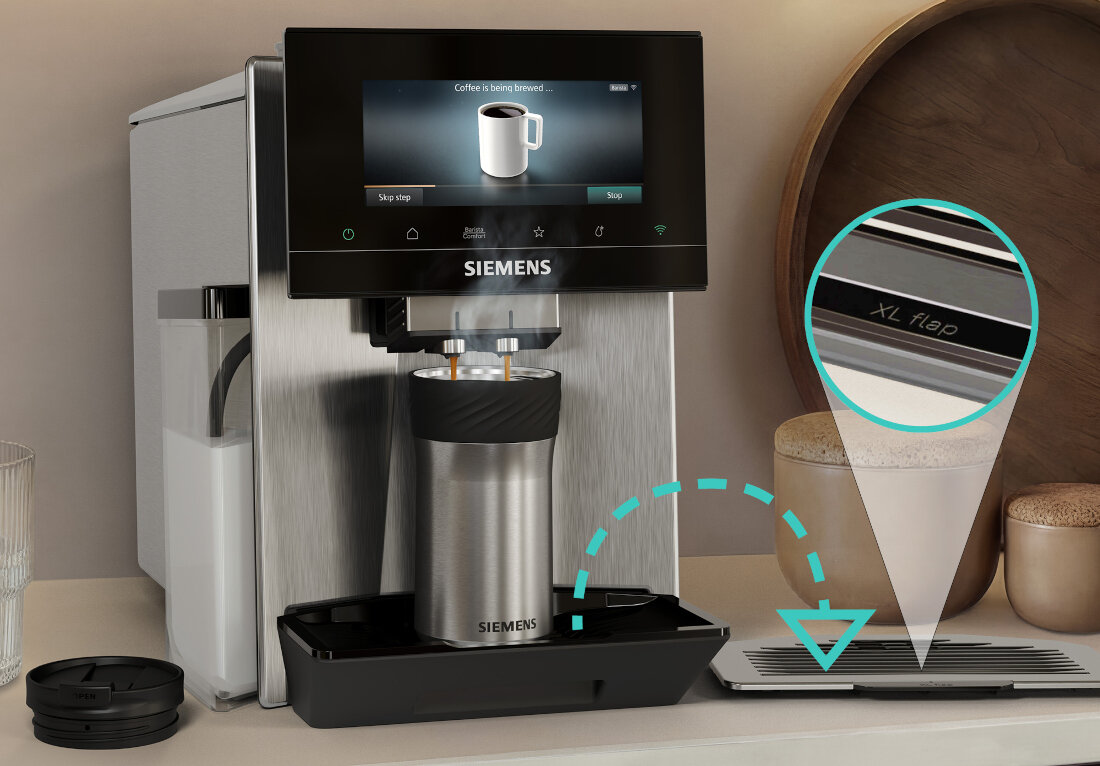 Ekspres do kawy marki SIEMENS z wyświetlaczem pokazującym grafikę filiżanki kawy i napisem \'Coffee is being brewed...\'. Obok ekspresu znajduje się stalowy termos z logo SIEMENS, a na powiększeniu widoczny jest napis \'XL flap\'.