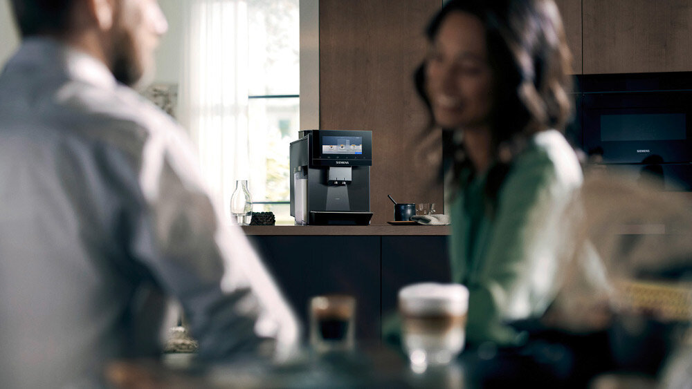 Ekspres SIEMENS EQ.900 TQ927E05 iAroma (Cold Brew) sterowanie przez aplikacje HomeConnect sterowanie przez aplikacje HomeConnect cicha praca Technologia superSilent  izolacji akustycznej bez zbędnych zakłóceń